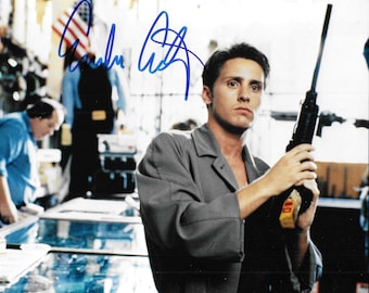 Fotografía firmada de Emilio Estevez "Stakeout" de 8x10