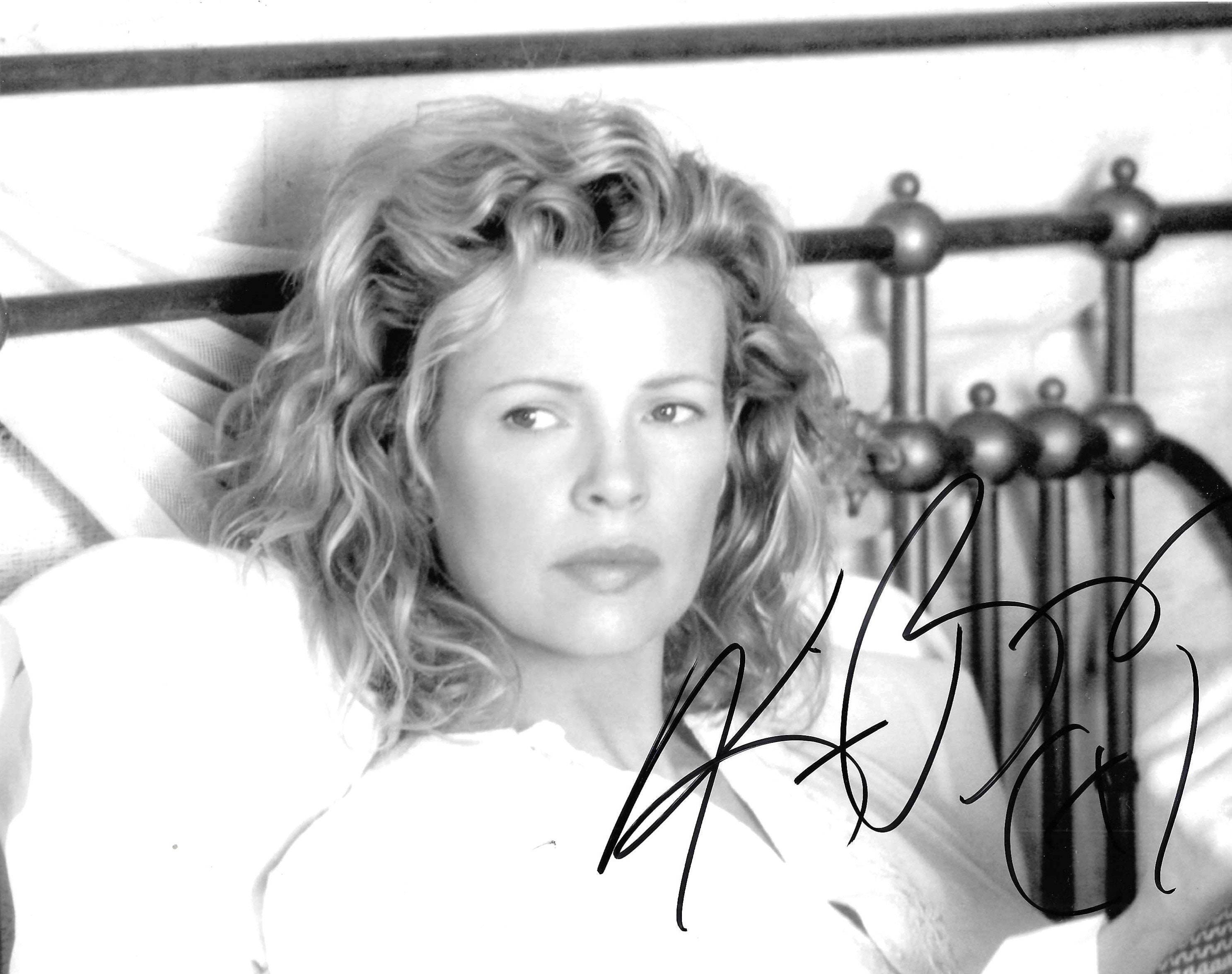 キム・ベイシンガー 直筆サイン入りフォト　ハリウッド女優Kim Basinger Never Say Never Again(1983)の撮影で、ボンドガールとして