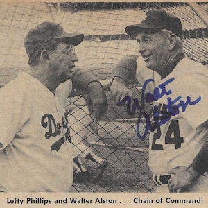 Walter Alston, menadżer Galerii Sław, podpisał 4x4.25 Oryginalny klip Sporting News z 1968 r.