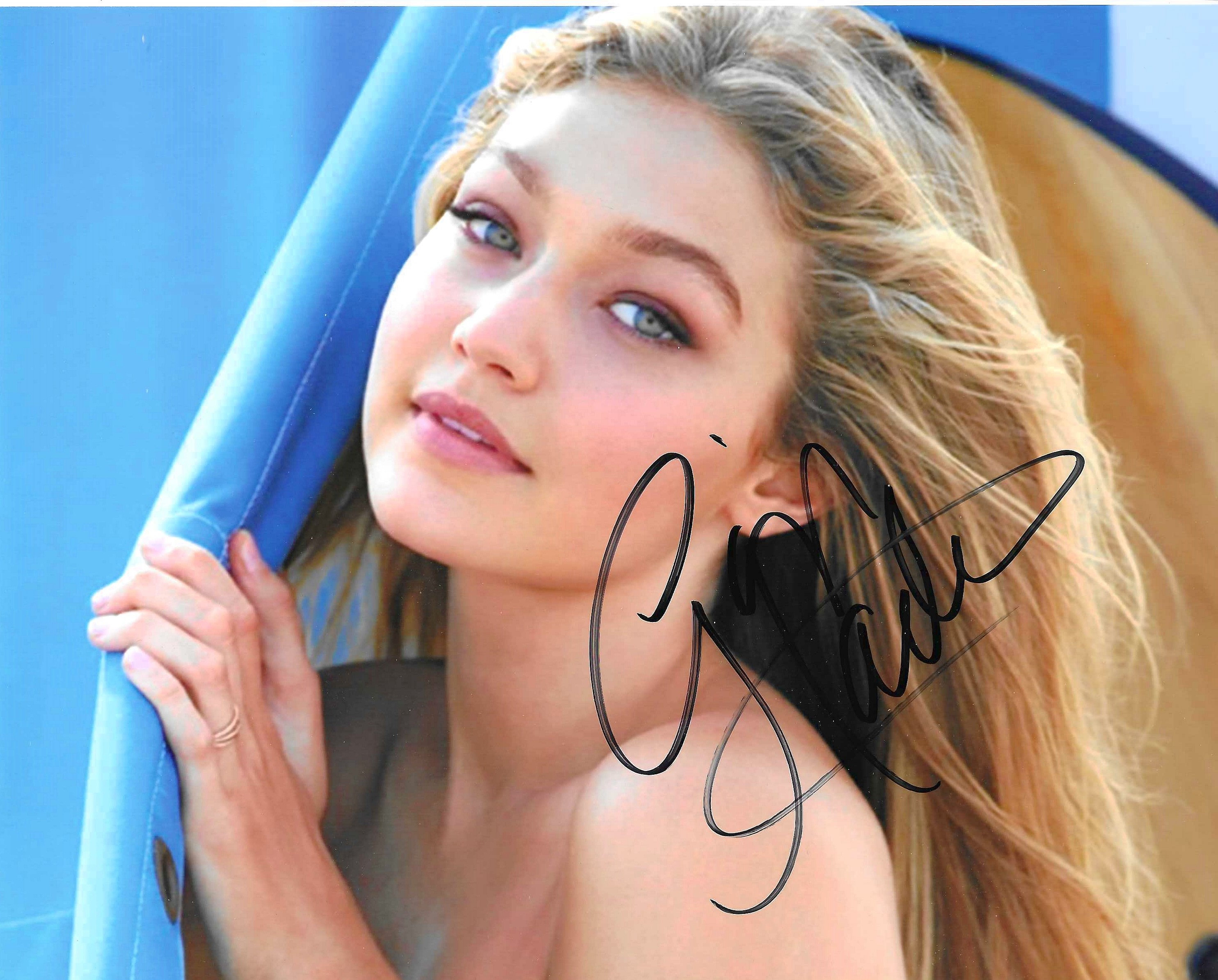 ジジ・ハディッド直筆サイン入り超大型写真…Gigi Hadid…の通販