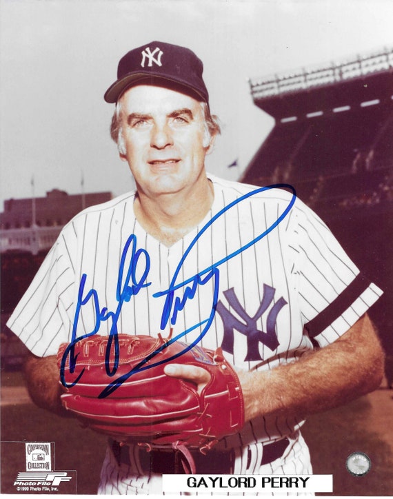 Gaylord Perry, Hall of Fame, Signed 8x10 Photograph