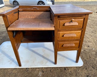 Escritorio de máquina de escribir antiguo con algunas imperfecciones