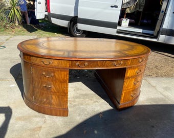 Escritorio ovalado vintage Maitland Smith Partners, estilo victoriano, con detalles en madera de raíz.