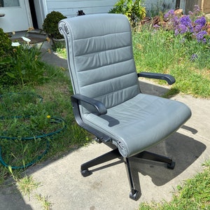 vintage Richard sapper knoll management grey leather chair image 3