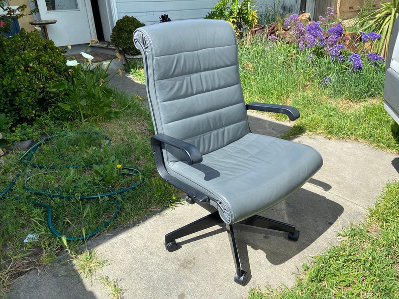 vintage Richard sapper knoll management grey leather chair image 3