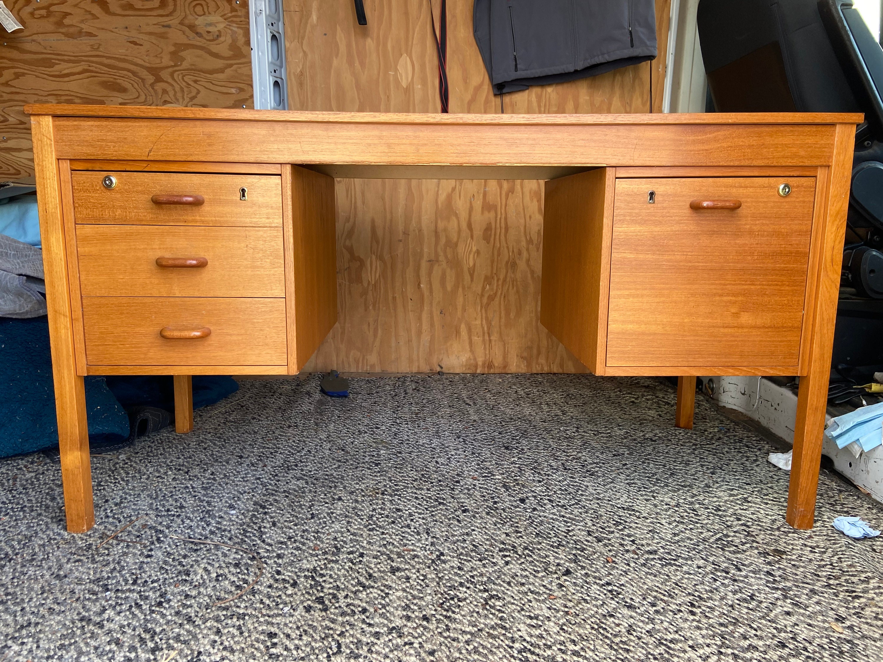 Vintage mid century modern domino mobler Danish teak desk