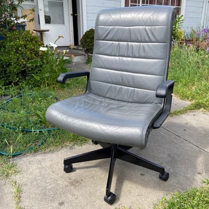 vintage Richard sapper knoll management grey leather chair image 4