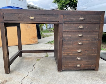 Escritorio ejecutivo Printmakers de RH Restoration Hardware con acabado en madera envejecida.