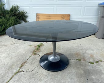 Vintage moderne moderne rookglazen Chromcraft ovale tulpentafel uit het midden van de eeuw