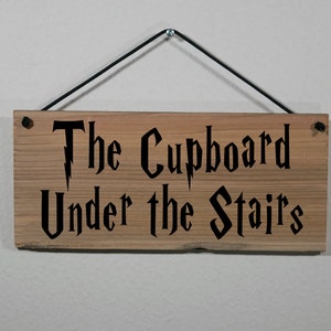 TOMATO FANQIE The Cupboard Under The Stairs, Funny Wizardry Theme Decor  Wall Art Sign, Design Hanging Gift Decor for Home Coffee House Bar (US-G133)