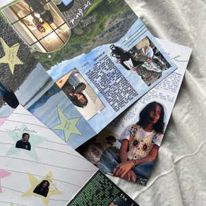 K&ouml;nnte beinhalten: Ein Scrapbook mit einem blauen und wei&szlig;en gemusterten Einband. Das Scrapbook ist ge&ouml;ffnet und zeigt Seiten mit Fotos, Text und dekorativen Elementen. Der Text auf der Seite lautet "all the best summer folks".