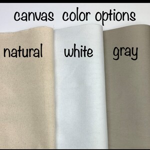 Op de afbeelding: Drie canvas stofstalen in de kleuren naturel, wit en grijs. De tekst "canvas kleur opties" staat boven de stalen. De tekst "naturel", "wit" en "grijs" staat onder elk staal.