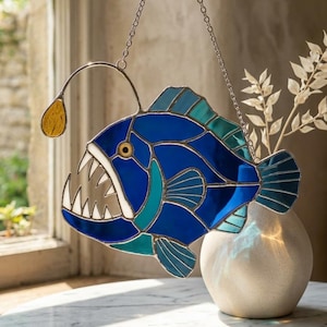 Puede incluir: Un juego de tres tazas de cerámica con un acabado mate moteado. Las tazas son en tonos crema, gris claro y gris oscuro. Cada taza tiene un diseño simple y minimalista, ideal para café o té.