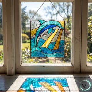 Modello digitale in vetro colorato con delfini, acchiappasole moderno, download gratuito.