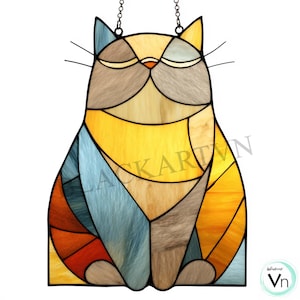 Peut inclure: Chat en vitrail avec un design géométrique. Le chat présente une palette de couleurs jaune, orange, bleu et marron. Le chat a les yeux fermés et est suspendu à une chaîne. Le texte "BLACKARTVN" est visible.