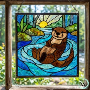 Pode incluir: Painel de vitral com uma lontra brincalhona em uma cena de rio. A obra de arte mostra uma lontra marrom com barriga clara, cercada por água azul, folhagem verde e um sol amarelo. O painel é emoldurado em metal escuro.