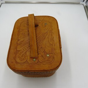 Vintage Hand Tooled Cosmetic Case made in Paraguay pre-owned 10w x 7 1/2 d x 5 1/2 t Bild 5