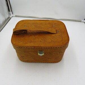 Vintage Hand Tooled Cosmetic Case made in Paraguay pre-owned 10w x 7 1/2 d x 5 1/2 t Bild 3