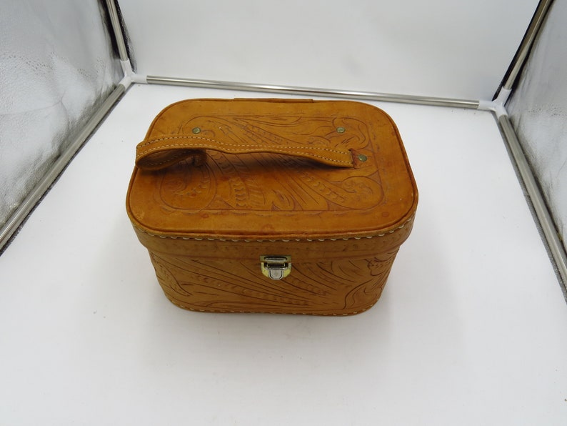 Vintage Hand Tooled Cosmetic Case made in Paraguay pre-owned 10w x 7 1/2 d x 5 1/2 t Bild 3