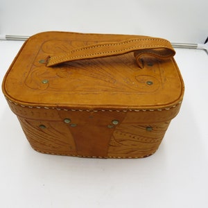 Vintage Hand Tooled Cosmetic Case made in Paraguay pre-owned 10w x 7 1/2 d x 5 1/2 t Bild 1