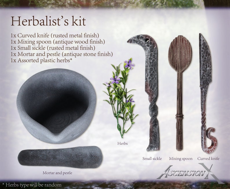 Puede incluir: Kit de herbolario con un mortero y un pil&oacute;n, una peque&ntilde;a hoz, una cuchara para mezclar y un cuchillo curvo. El kit tambi&eacute;n incluye un peque&ntilde;o manojo de hierbas. Las herramientas est&aacute;n hechas de metal y madera con un acabado r&uacute;stico. *Tipo de hierbas aleatorio*