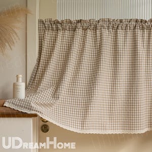 K&ouml;nnte beinhalten: Beige-wei&szlig; karierter Vorhang mit ger&uuml;schtem oberen Rand und wei&szlig;er Spitzenborte. Der Vorhang h&auml;ngt vor einem Fenster. Eine wei&szlig;e Flasche mit Text steht auf der Fensterbank. Der Text "UDreamHome" befindet sich unten.