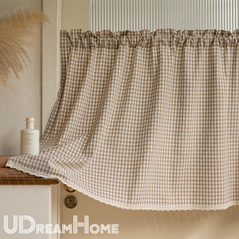 K&ouml;nnte beinhalten: Beige-wei&szlig; karierter Vorhang mit ger&uuml;schtem oberen Rand und wei&szlig;er Spitzenborte. Der Vorhang h&auml;ngt vor einem Fenster. Eine wei&szlig;e Flasche mit Text steht auf der Fensterbank. Der Text "UDreamHome" befindet sich unten.