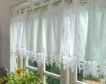 Cortina de janela exclusiva em estilo vitoriano, com babados e renda em algodão, para decoração de cozinha em estilo fazenda com listras brancas e verdes.