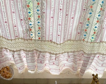 Cortina vintage feita à mão com patchwork bordado floral e renda, painel para janela estilo casa de campo, cortina personalizada em tecido colorido elegante e boho chic.