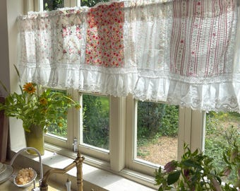 Cortinas de estilo vitoriano com patchwork, bordados florais e detalhes em renda, ideais para cozinhas e salas de estar em estilo campestre. Disponíveis em tamanhos personalizados.
