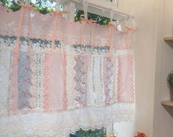 Cenefa de cortina vintage shabby chic de encaje con flecos, fondo rosa claro, cortina de patchwork floral bordada, 60 cm de alto (24 pulgadas).