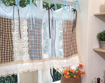 Cenefa de cortina de encaje patchwork azul y marrón hecha a mano, cortinas de estilo café con cuadros vichy y encaje bordado, cortinas de cocina rústicas, 65 cm de alto.