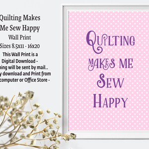 Peut inclure: Un fond rose et blanc à pois avec le texte "Quilting Makes Me Sew Happy" en violet. Le texte est dans une police décorative. L'image est encadrée en blanc.
