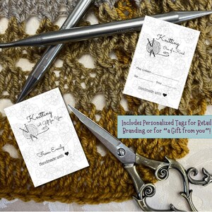 Puede incluir: Dos etiquetas de regalo imprimibles blancas con una ilustración en blanco y negro de agujas de tejer e hilo. El texto en las etiquetas dice "Knitting One of a Kind" y "Knitting A Gift for You". Las etiquetas están sobre una superficie de crochet marrón con dos agujas de tejer y un par de tijeras.