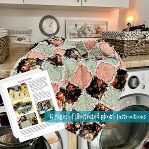 Puede incluir: Una colcha con un patr&oacute;n floral en tonos rosa, verde y negro. La colcha est&aacute; doblada sobre una lavadora. Un conjunto de instrucciones para hacer una bolsa de mano es visible en primer plano. Las instrucciones incluyen 6 p&aacute;ginas de instrucciones fotogr&aacute;ficas ilustradas.