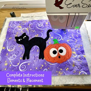 Puede incluir: Primer plano de una tela morada y dorada con un gato negro y una calabaza naranja aplicados sobre ella. La tela se est&aacute; cosiendo en una m&aacute;quina de coser. El texto "Complete Instructions Elements & Placement" es visible en la parte inferior de la imagen.