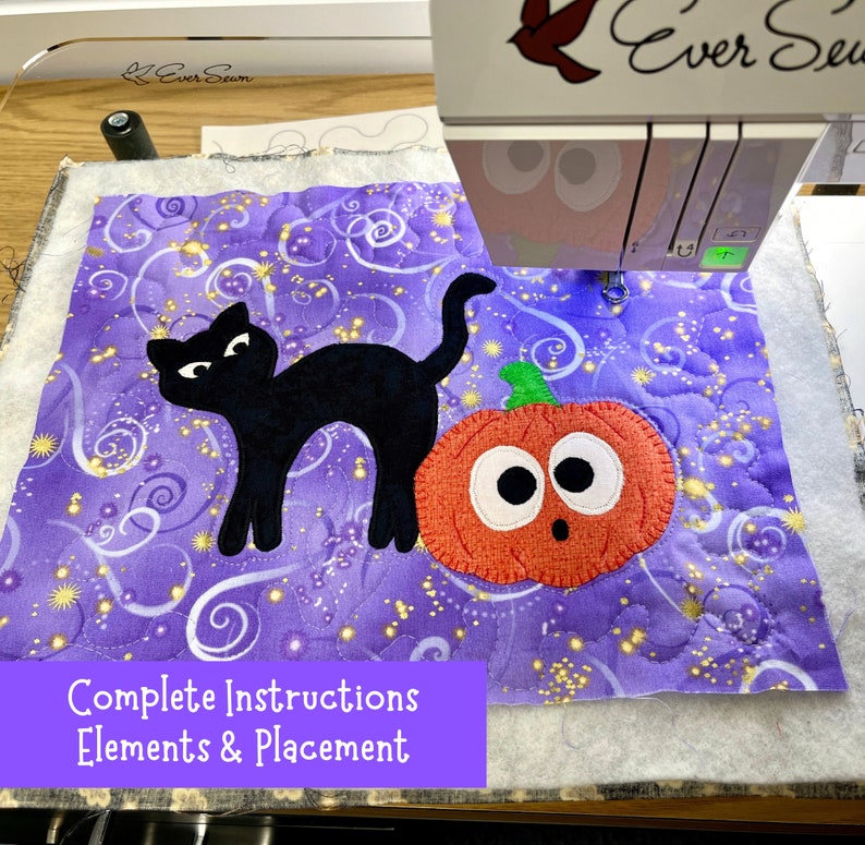 Puede incluir: Primer plano de una tela morada y dorada con un gato negro y una calabaza naranja aplicados sobre ella. La tela se est&aacute; cosiendo en una m&aacute;quina de coser. El texto "Complete Instructions Elements & Placement" es visible en la parte inferior de la imagen.