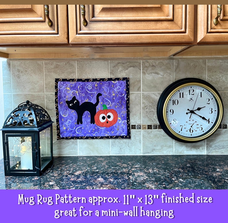 Puede incluir: Un tapete para taza morado y negro con un gato negro y un dise&ntilde;o de calabaza. El tapete para taza mide aproximadamente 11 pulgadas por 13 pulgadas. "Mug Rug Pattern approx. 11" x 13" finished size great for a mini-wall hanging"