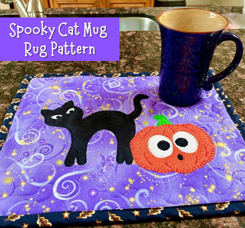 Puede incluir: Un tapete para taza de Halloween de color morado y negro con un gato negro, una calabaza y purpurina dorada. El texto "Spooky Cat Mug Rug Pattern" est&aacute; escrito en letras blancas sobre un fondo morado.