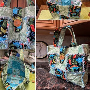 Puede incluir: Una bolsa de mano de lona verde y negra con tejido de dinosaurio. La bolsa tiene un cierre de solapa con un bot&oacute;n y dos asas.
