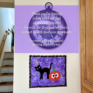 Puede incluir: Un tapiz de pared acolchado morado y negro con un gato negro y una calabaza roja con ojos saltones. El texto "This item is a Instant Download - Nothing shipped by mail." est&aacute; sobre un fondo morado con una esfera de reloj.