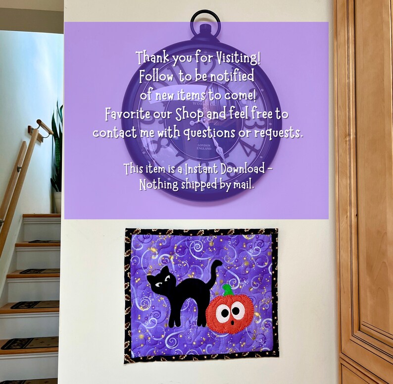 Puede incluir: Un tapiz de pared acolchado morado y negro con un gato negro y una calabaza roja con ojos saltones. El texto "This item is a Instant Download - Nothing shipped by mail." est&aacute; sobre un fondo morado con una esfera de reloj.