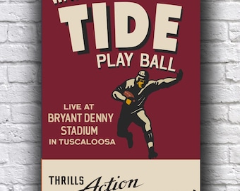 Könnte beinhalten: Ein Plakat im Vintage-Stil, das für ein American-Football-Spiel wirbt. Das Plakat ist rot mit weißem Text, der "Watch the Tide Play Ball" lautet. Das Plakat zeigt auch eine Cartoon-Illustration eines American-Football-Spielers, der mit dem Ball rennt. Der Text "Live at Bryant Denny Stadium in Tuscaloosa" befindet sich unter der Illustration. Der untere Teil des Plakats lautet "Thrills Action Entertainment!"