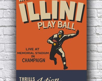 Peut inclure: Affiche de style vintage annonçant un match de football américain universitaire. L'affiche présente un fond orange avec le texte "WATCH THE FIGHTING ILLINI PLAY BALL" en lettres blanches et noires. L'affiche présente également une illustration en noir et blanc d'un joueur de football américain courant avec le ballon. Le texte "LIVE AT MEMORIAL STADIUM IN CHAMPAIGN" est en lettres blanches sur fond orange. Le bas de l'affiche est bleu avec le texte "THRILLS Action ENTERTAINMENT!" en lettres blanches.