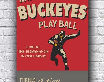 Könnte beinhalten: Ein Plakat im Vintage-Stil mit rotem Hintergrund und einer Schwarzweißillustration eines Footballspielers. Der Text auf dem Plakat lautet "Watch the Buckeyes Play Ball", "Live at the Horseshoe in Columbus", "Thrills Action Entertainment!"