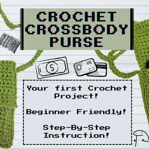 Op de afbeelding: Een saliegroene gehaakte crossbodytas met een lange schouderband en een knoopsluiting. De afbeelding bevat de tekst CROCHET CROSSBODY PURSE, Your first Crochet Project!, Beginner Friendly! en Step-By-Step Instruction! met diverse lijntekeningen.