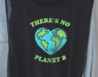 Puede incluir: Un top negro sin mangas con un gráfico verde y azul de la Tierra en forma de corazón. El texto "There's No Planet B" está impreso debajo del gráfico.