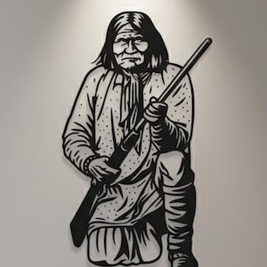 Peut inclure: Décoration murale en métal noir représentant une figure amérindienne agenouillée tenant un fusil. L'œuvre présente des détails complexes des vêtements et des traits du visage. Elle est fixée sur un mur blanc au-dessus d'une surface en bois.