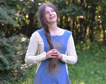 Stämplad Linne Surcote, XII Century Cat Motiv Overdress