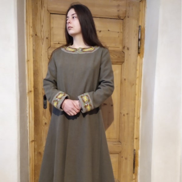 Mittelalterlicher Mantel aus grauer Wolle mit Stickerei